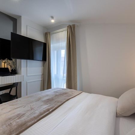 Palace Luxury Suites สปลิท ภายนอก รูปภาพ