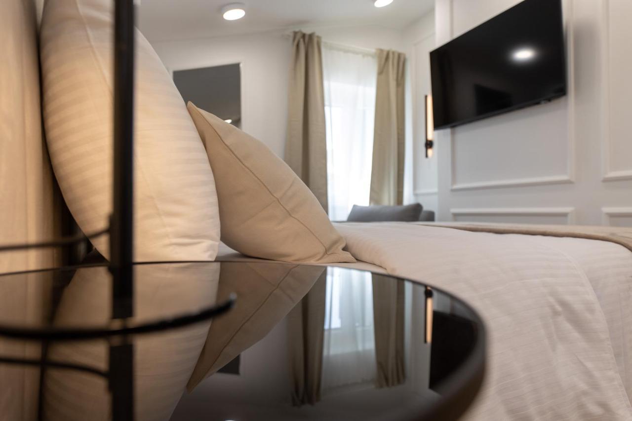 Palace Luxury Suites สปลิท ภายนอก รูปภาพ