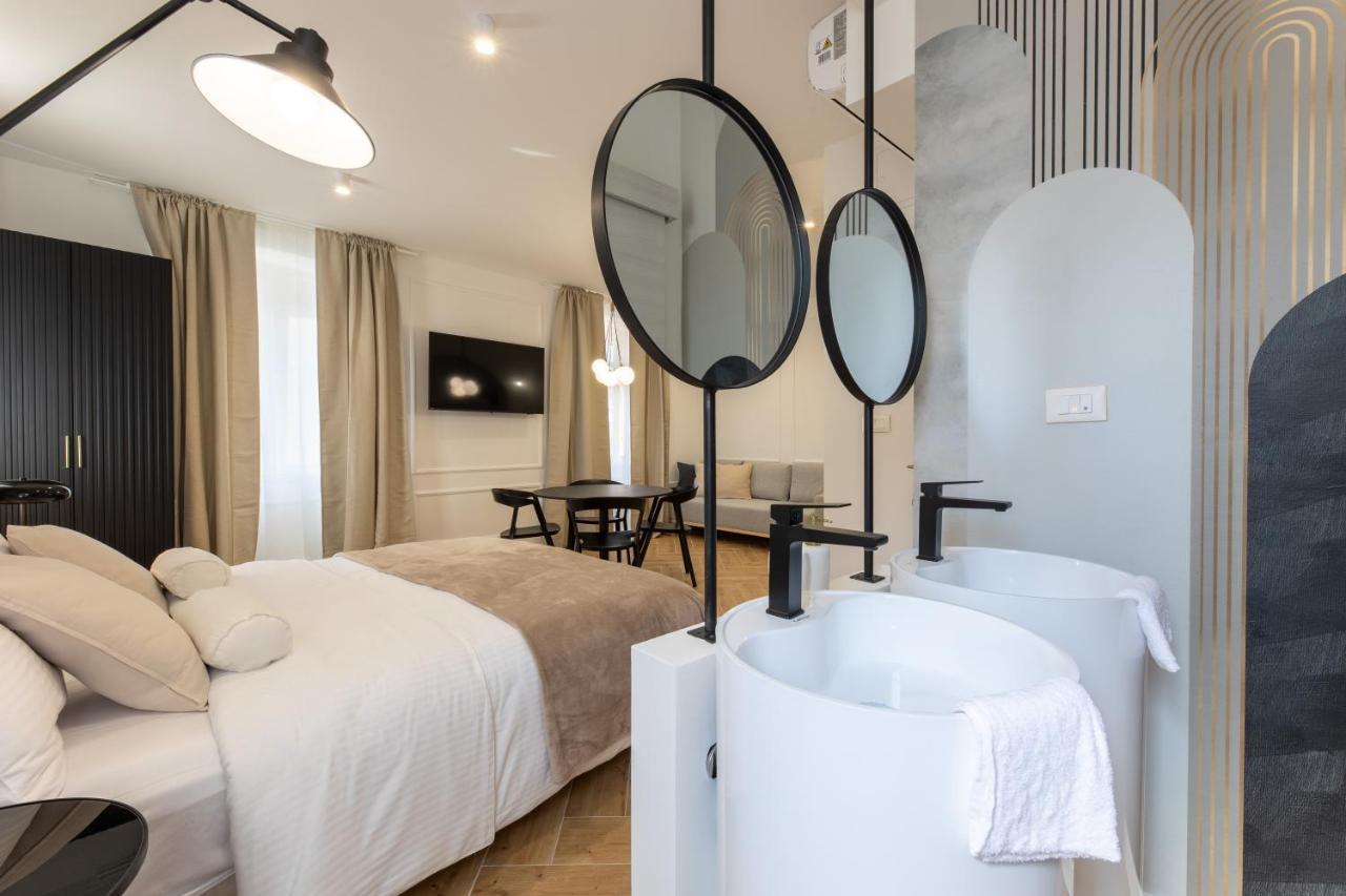 Palace Luxury Suites สปลิท ภายนอก รูปภาพ
